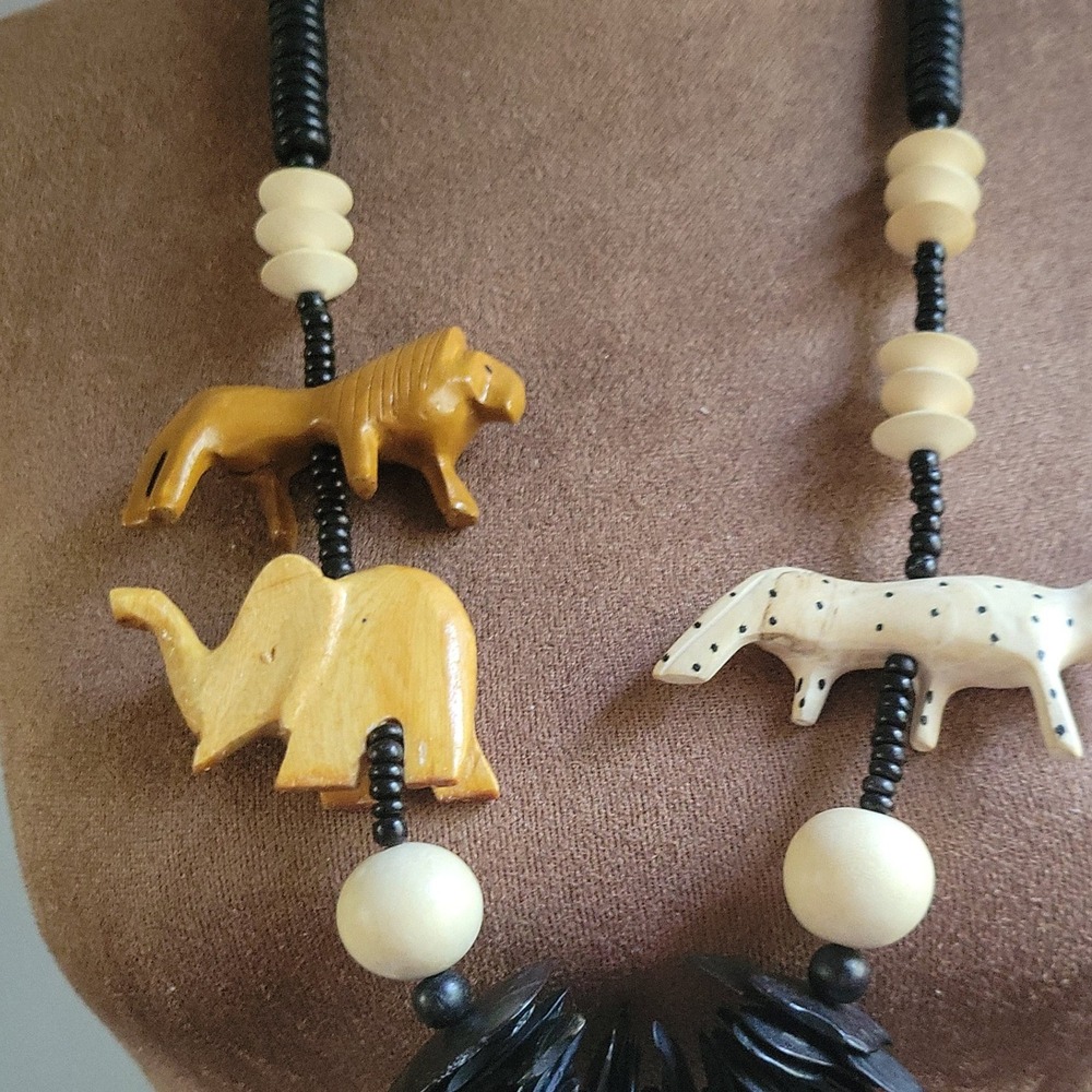 Vintage Hand Carved Wood Bone Safari Animal Elephant Leopard Necklace Eclectic - Picture 2 of 8